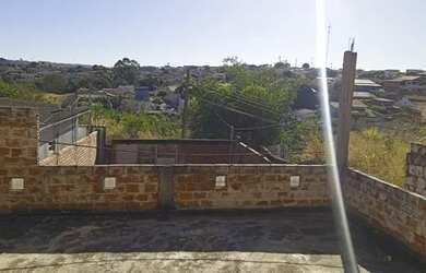 Imagem: A casa possui 2 Dormitórios, 2 Banheiros, 4 Vagas na garagem