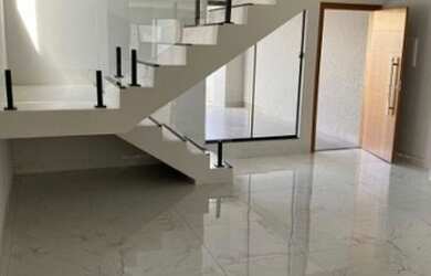 Imagem: A casa possui 3 Dormitórios, 3 Banheiros, 3 Vagas na garagem