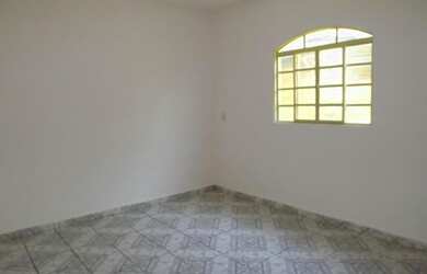 Imagem: A casa possui 3 Dormitórios, 2 Banheiros, 3 Vagas na garagem