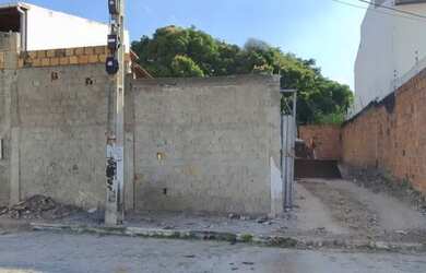 Imagem: O terreno possui 242m² de Área e está localizado em Pedra