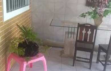 Imagem: A casa possui 2 Dormitórios, 2 Banheiros, 3 Vagas na garagem