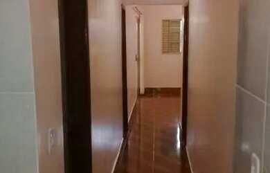 Imagem: A casa possui 3 Dormitórios, 2 Banheiros, 1 Vaga na garagem