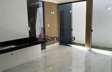 Imagem: A casa possui 3 Dormitórios, 2 Banheiros, 2 Vagas na garagem