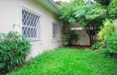 Imagem: A casa possui 3 Dormitórios, 3 Banheiros, 3 Vagas na garagem