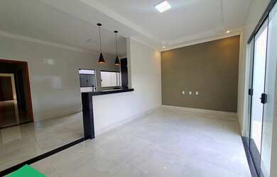 Imagem: A casa possui 2 Dormitórios, 2 Banheiros, 2 Vagas na garagem