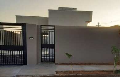 Imagem: A casa possui 2 Dormitórios, 2 Banheiros, 4 Vagas na garagem