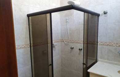 Imagem: A casa possui 3 Dormitórios, 3 Banheiros, 2 Vagas na garagem