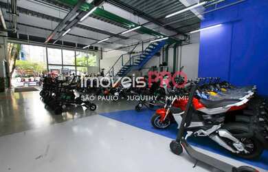 Imagem: O depósito possui 4 Vagas na garagem, 941m² de Área e está