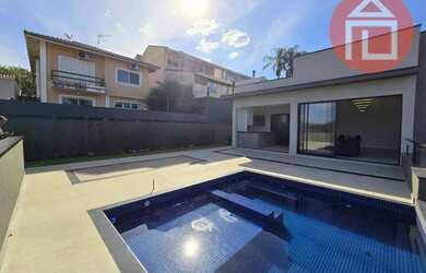 Imagem: A casa em condomínio possui 3 Dormitórios, 2 Banheiros, 4