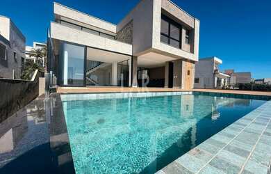 Imagem: A casa em condomínio possui 4 Dormitórios, 5 Banheiros, 2