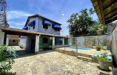 Imagem: A casa possui 4 Dormitórios, 2 Banheiros, 2 Vagas na garagem