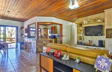 Imagem: A casa possui 2 Dormitórios, 3 Banheiros, 2 Vagas na garagem