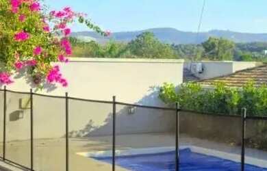 Imagem: A casa em condomínio e possui 4 Dormitórios, 5 Banheiros