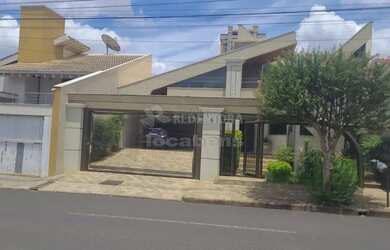 Imagem: A casa possui 3 Dormitórios, 3 Banheiros, 2 Vagas na garagem