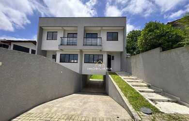 Imagem: A casa possui 3 Dormitórios, 3 Banheiros, 4 Vagas na garagem