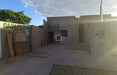 Imagem: A casa possui 3 Dormitórios, 1 Banheiro, 2 Vagas na garagem