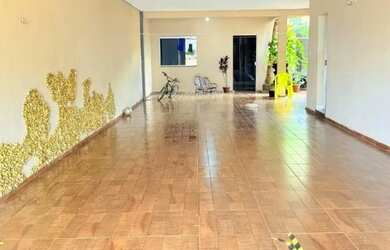 Imagem: A casa possui 2 Dormitórios, 1 Banheiro, 2 Vagas na garagem