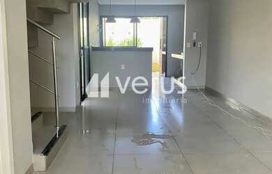 Imagem: A casa possui 3 Dormitórios, 1 Banheiro, 2 Vagas na garagem