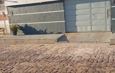 Imagem: A casa possui 2 Dormitórios, 2 Banheiros, 3 Vagas na garagem