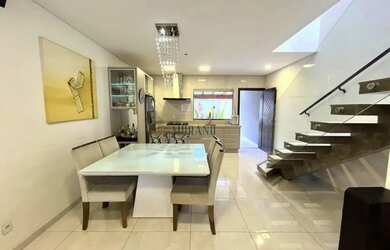 Imagem: A casa possui 3 Dormitórios, 3 Banheiros, 2 Vagas na garagem