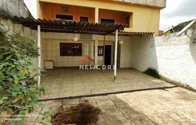 Imagem: A casa possui 3 Dormitórios, 2 Banheiros, 5 Vagas na garagem