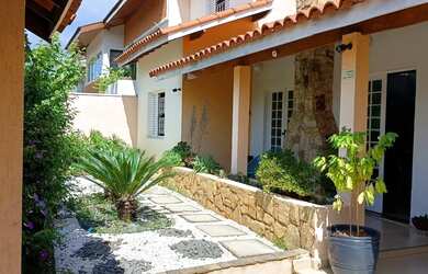 Imagem: A casa possui 4 Dormitórios, 4 Banheiros, 4 Vagas na garagem