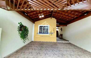 Imagem: A casa possui 3 Dormitórios, 2 Banheiros, 2 Vagas na garagem