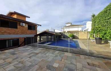 Imagem: A casa possui 4 Dormitórios, 5 Banheiros, 1 Vaga na garagem