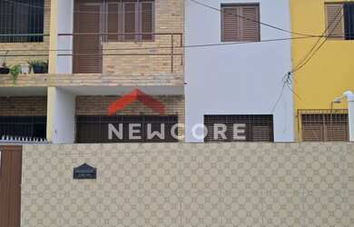 Imagem: A casa possui 4 Dormitórios, 3 Banheiros, 2 Vagas na garagem