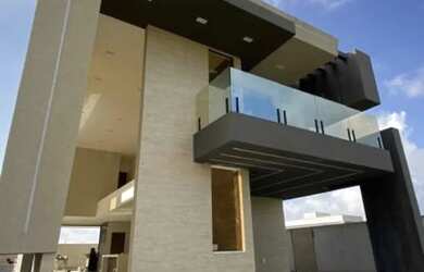 Imagem: A casa possui 4 Dormitórios, 5 Banheiros, 4 Vagas na garagem