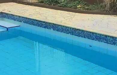 Imagem: A casa possui 4 Dormitórios, 2 Banheiros, 2 Vagas na garagem