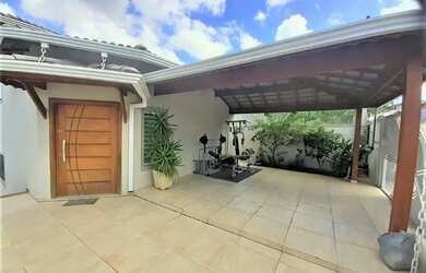 Imagem: A casa possui 4 Dormitórios, 3 Banheiros, 2 Vagas na garagem