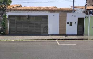 Imagem: A casa possui 3 Dormitórios, 3 Banheiros, 2 Vagas na garagem