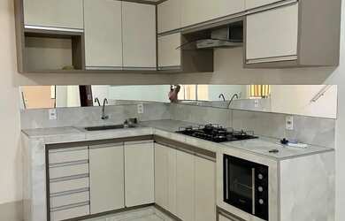 Imagem: A casa possui 3 Dormitórios, 2 Banheiros, 1 Vaga na garagem