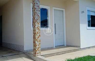 Imagem: A casa possui 3 Dormitórios, 3 Banheiros, 2 Vagas na garagem