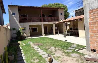 Imagem: A casa possui 4 Dormitórios, 4 Banheiros e 5 Vagas na garagem