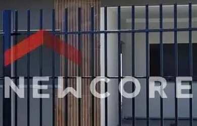 Imagem: A casa possui 3 Dormitórios, 1 Banheiro, 2 Vagas na garagem