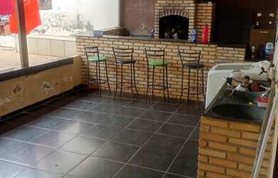 Imagem: A casa possui 3 Dormitórios, 1 Banheiro, 3 Vagas na garagem