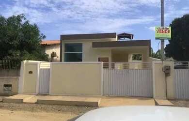 Imagem: A casa possui 3 Dormitórios, 2 Banheiros, 3 Vagas na garagem