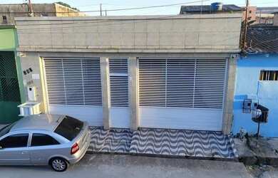 Imagem: A casa possui 3 Dormitórios, 2 Banheiros, 3 Vagas na garagem