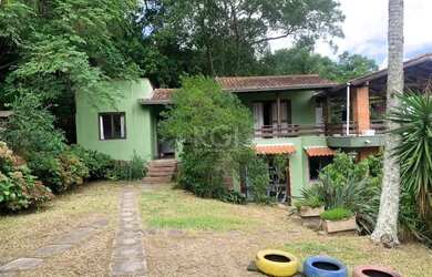 Imagem: A casa possui 3 Dormitórios, 5 Banheiros, 4 Vagas na garagem