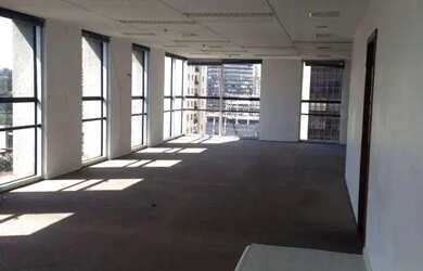 Imagem: O depósito possui 5 Vagas na garagem, 540m² de Área e está