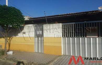 Imagem: A casa possui 4 Dormitórios, 2 Banheiros, 2 Vagas na garagem