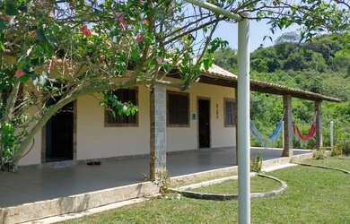 Imagem: A casa possui 4 Dormitórios, 2 Banheiros, 80m² de Área e