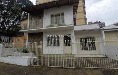 Imagem: A casa possui 3 Banheiros, 3 Vagas na garagem, 216m² de Área