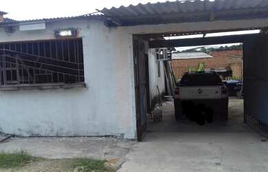 Imagem 1: Casa com terro grande tam 11 por 30 com ponto comercial cozinha arejada