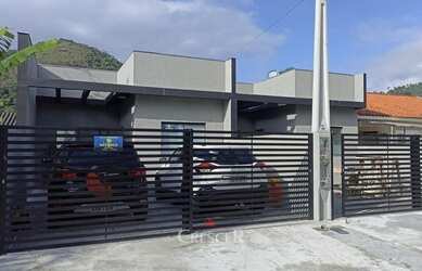 Imagem: A casa possui 3 Dormitórios, 1 Banheiro, 2 Vagas na garagem