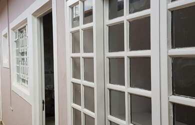 Imagem: A casa possui 3 Dormitórios, 1 Banheiro, 1 Vaga na garagem