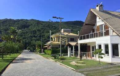 Imagem: A casa em condomínio possui 4 Dormitórios, 2 Banheiros, 2