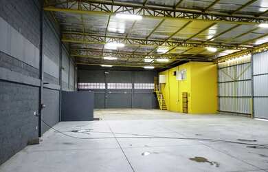 Imagem: O depósito possui 5 Vagas na garagem, 450m² de Área e está